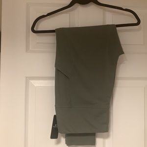Stretchy 3x NWT yoga pants/leggings with side pocket. Deep sage/gray